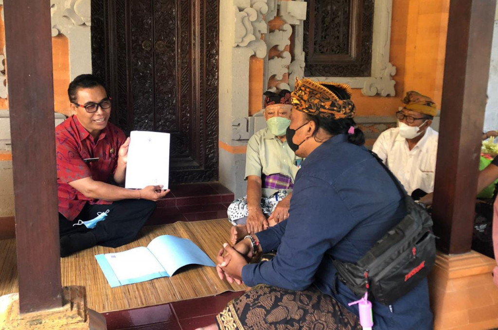 Wujudkan Desa Dalung Smartvillage, Serahkan KK Baru dan Akta Kematian kepada Keluarga Almarhum di Banjar Tegeh, Dalung